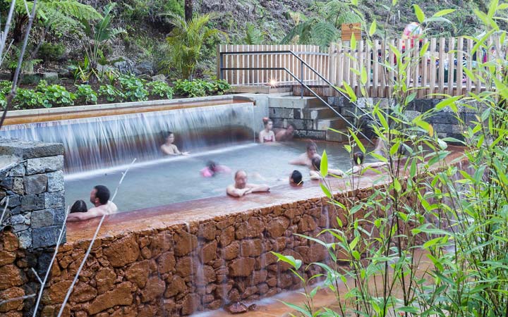 溫泉設(shè)計依地形進行