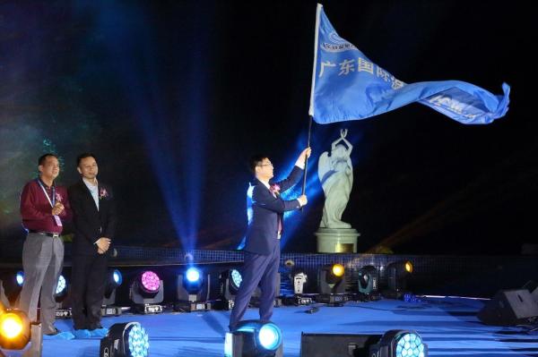 東莞塘廈三正半山溫泉酒店總經(jīng)理盛小超接過(guò)承辦會(huì)旗